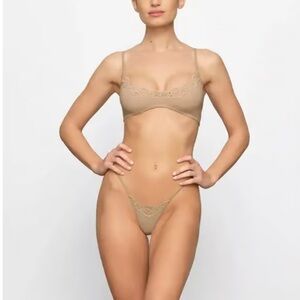 NWT SKIMS Fits Everybody Lace Scoop Bralette in Clay Size XS (Clay bra only)